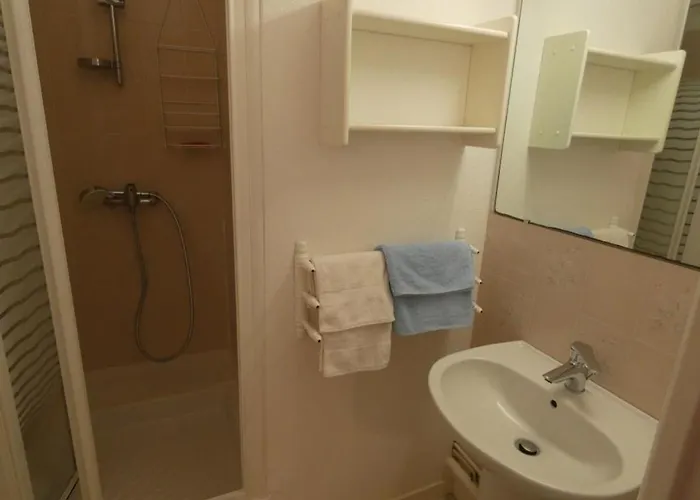 à - 5 Personnes - Face à La - Fr-1-540-217 *